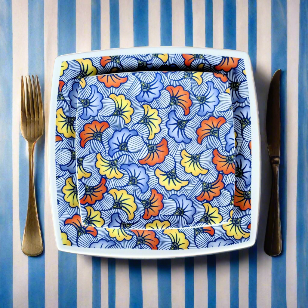 Coffret d'assiettes en porcelaine fine Française fabriquées à la demande avec motif anneau combiné WAX d'afrique "Fleurs de Mariage" bleu dans coffrets de 12