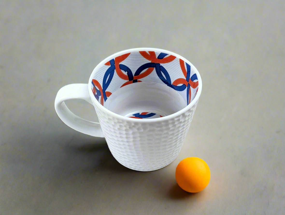 Mug grenaille à l'extérieur, motif à l'intérieur en porcelaine fine Française fabriquée à la demande avec soucoupe motif africain WAX "jeux Olympiques"