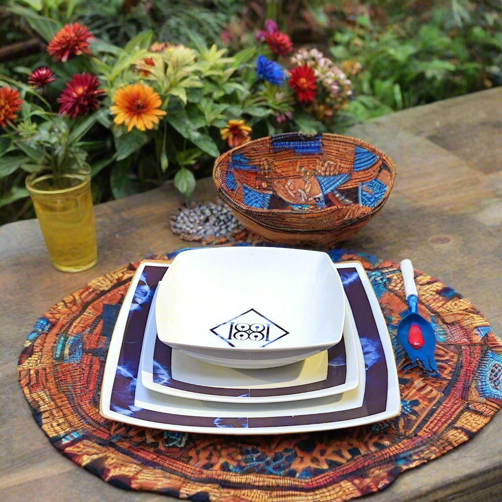Coffret d'assiettes carrées en porcelaine fine Française fabriquées à la demande avec motif ethnique d'Afrique bleu nuit " Indigo", présenté dans un coffret de 6 assiettes