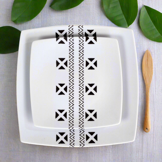 Coffret d'assiettes carrées en porcelaine fine Française fabriquées à la demande avec motif bande ethnique d'Afrique "#kente ou Kita du Ghana et Togo, présenté dans un coffret de 6 assiettes.