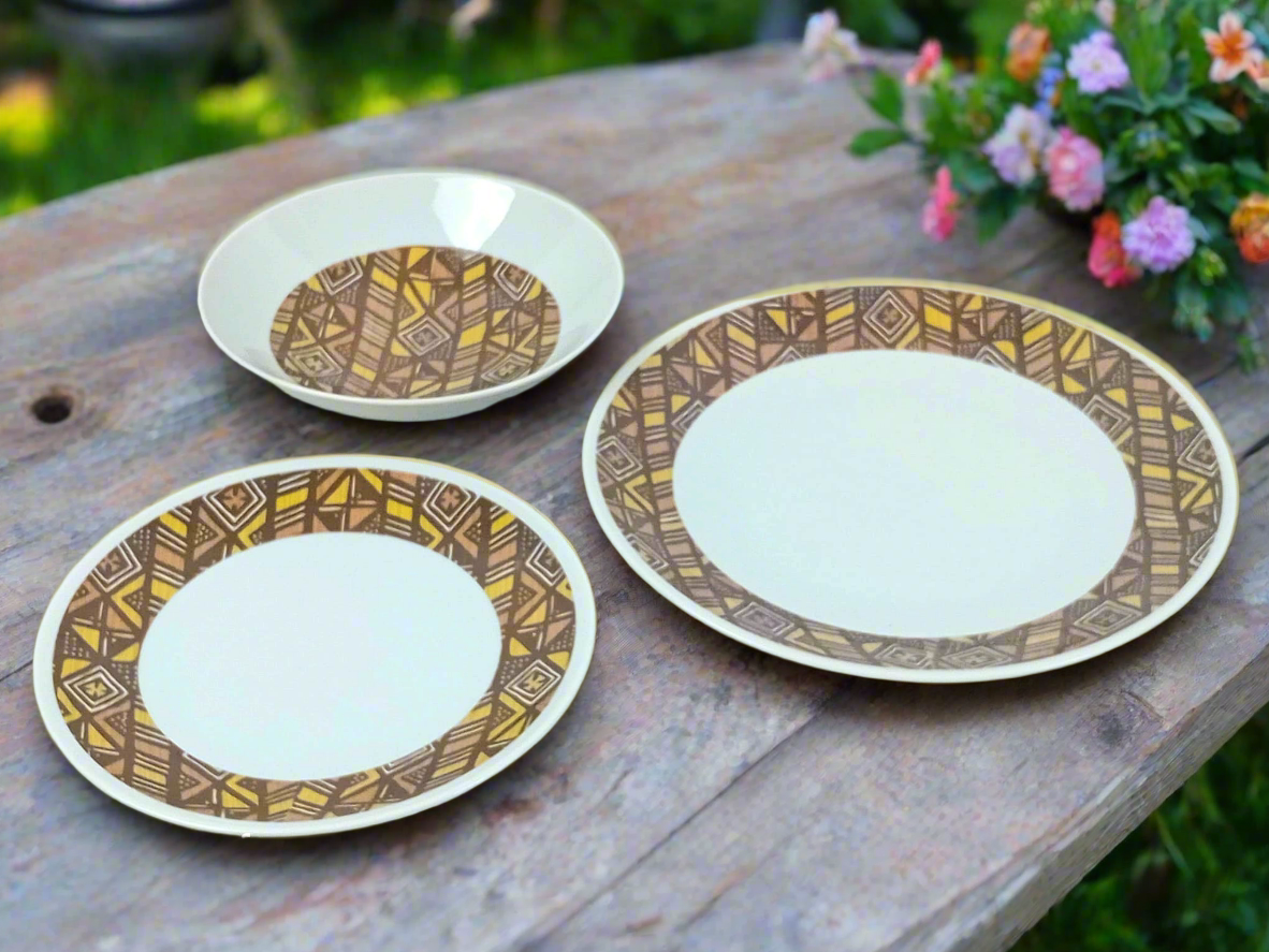 Coffret d'assiettes rondes en porcelaine fine Française fabriquées à la demande avec motif anneaux larges Ethnique d'Afrique "Bogolan" dans coffret de 6