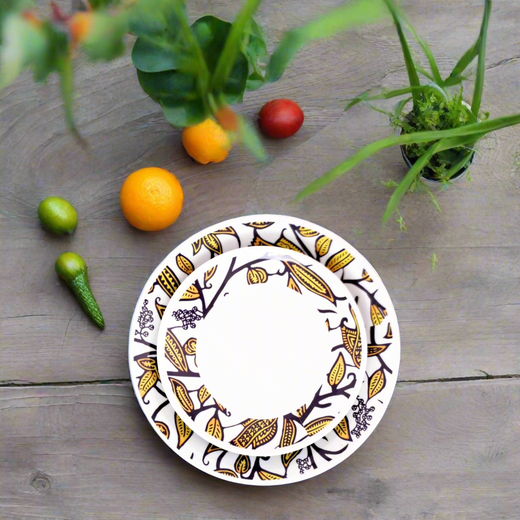 Coffret d'assiettes rondes en porcelaine fine Française fabriquées à la demande avec motif anneaux larges WAX "Makaïva" dans coffret de 6