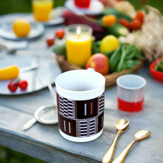 Mug en porcelaine fine Française fabriqué à la demande, motif de Côté d'Ivoire,  extérieur  "Sénoufo noir"