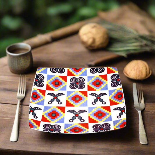 Coffret d'assiettes en porcelaine Française fabriquées à la demande avec  carrées motif plein traditions d'Afrique "Adinkra" du Ghana et de Côtes d'Ivoire dans coffret de 12