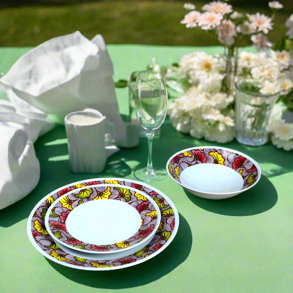 Coffret d'assiettes en porcelaine fine Française fabriquées à la demande avec motif anneaux larges "Fleurs de Mariage" rose magenta dans coffret de 6