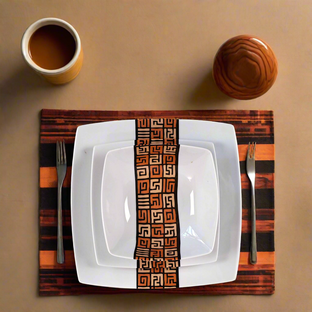 Coffret d'assiettes carrées en porcelaine fine Française fabriquées à la demande avec motif bande ethnique d'Afrique "#Ntshak (#N’tshak) du peuple Kuba ethnie shoowa du Congo, présenté dans un coffret de 6 assiettes.