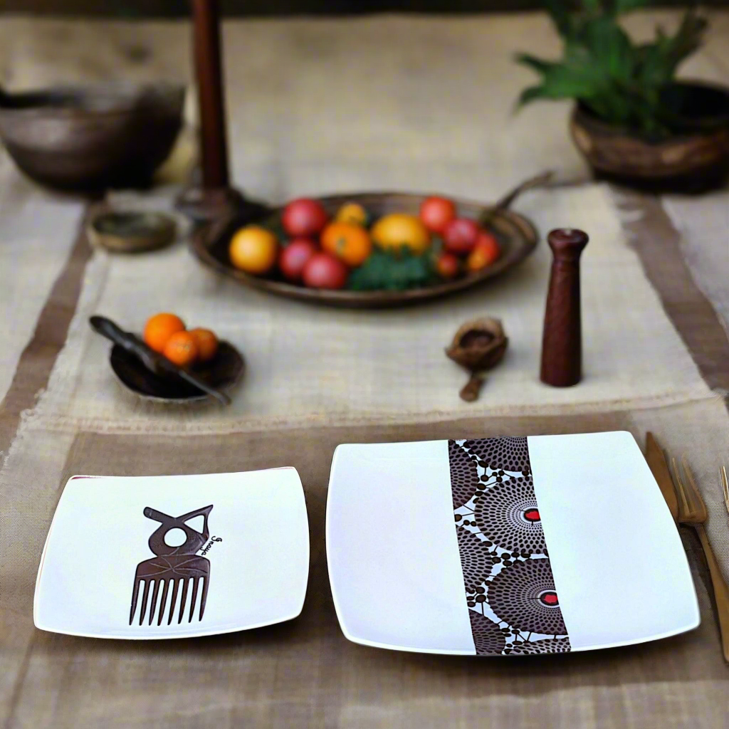 Coffret d'assiettes carrées en porcelaine fine Française fabriquées à la demande avec motif bande Ethnique d'Afrique " masques d'Afrique de l'Ouest et gammaphone noire" dans coffret de 12 assiettes