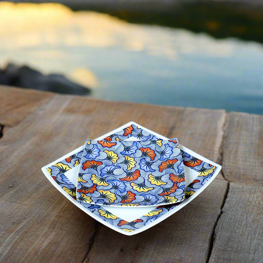 Coffret d'assiettes en porcelaine fine Française fabriquées à la demande avec motif anneau combiné WAX d'afrique "Fleurs de Mariage" bleu dans coffrets de 12
