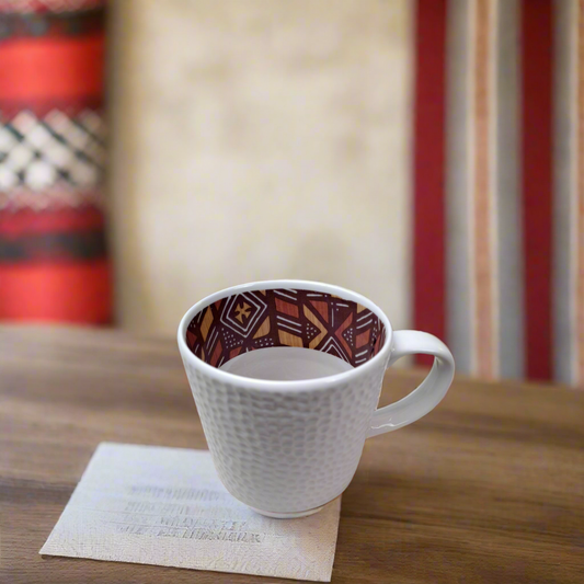 Mug en porcelaine fine Française fabriquées à la demande grenaillé à l'extérieur, motif intérieur Ethnique d'Afrique "Bogolan" à l'intérieur
