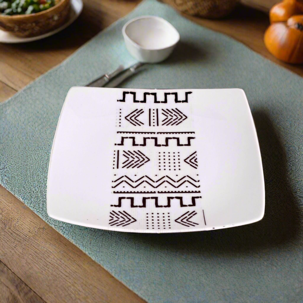 Coffret d'assiettes carrées en porcelaine fine Française fabriquées à la demande avec motif bande ethnique d'Afrique "#kente ou Kita" 2 du Ghana et Togo, présenté dans un coffret de 6 assiettes.