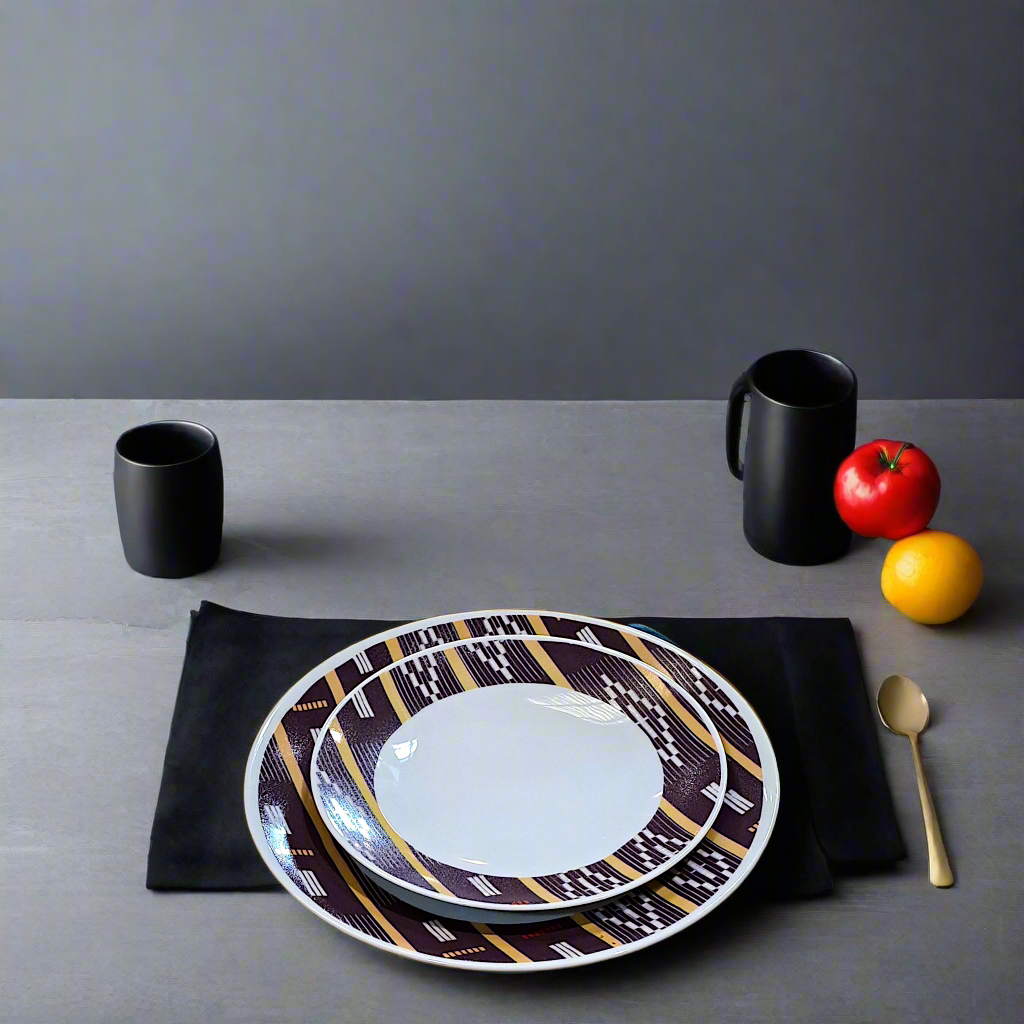 Coffret d'assiettes rondes en porcelaine fine Française fabriquées à la demande avec motif anneaux larges Ethnique d'Afrique "Baoulé" de Côte d'Ivoire dans coffret de 6 assiettes