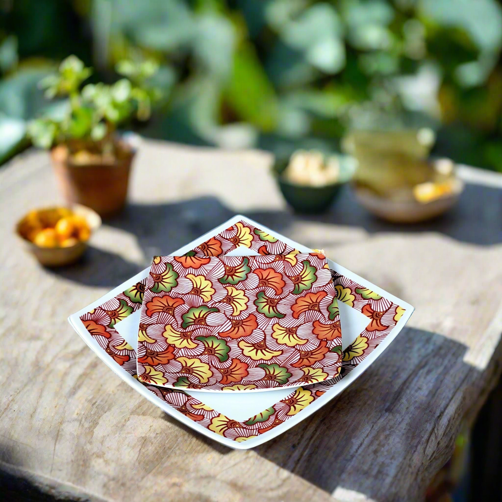 Coffret d'assiettes en porcelaine fine Française fabriquées à la demande avec motif anneau combiné WAX d'afrique "Fleurs de Mariage" rouges dans coffrets de 12