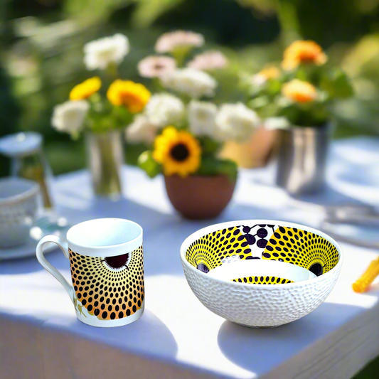 Coffret petit déjeuner en porcelaine fine française, orné d’un motif WAX "Gamma phone", composé d'une petite assiette, d'un grand bol et d'un MUG, présentés dans une boîte prestige.