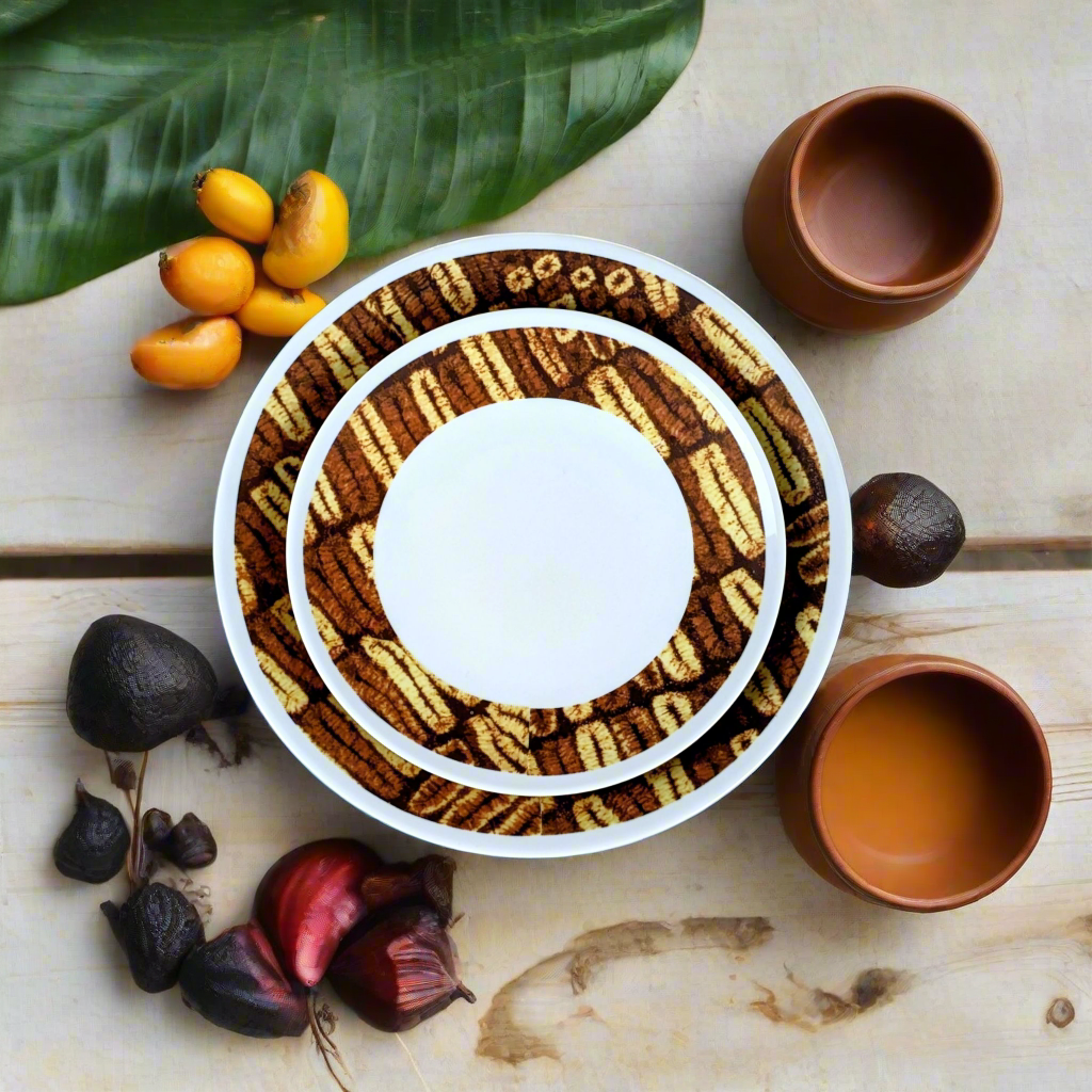 Coffret d'assiettes rondes en porcelaine fine Française fabriquées à la demande avec motif anneaux larges Ethnique de Côté d'Ivoire "Dida" dans coffret de 6