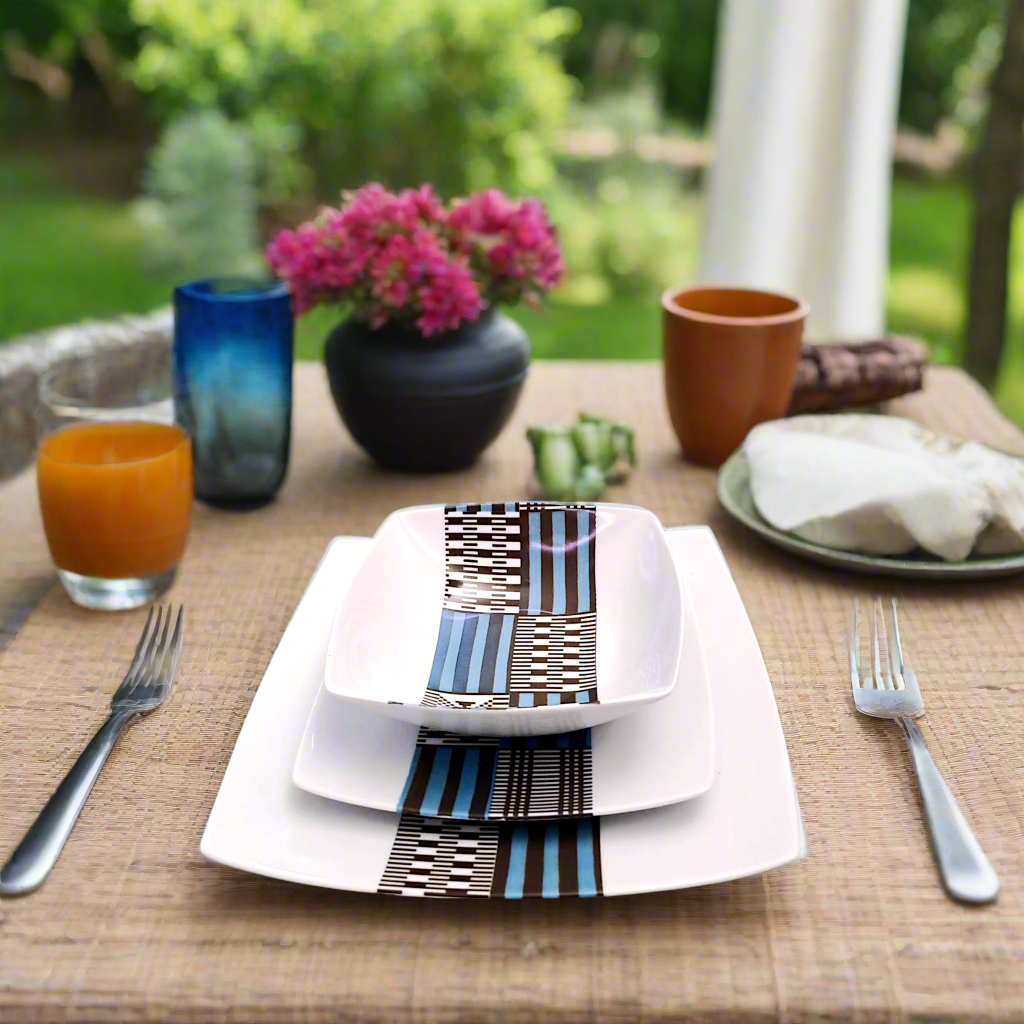 Coffret d'assiettes carrées en porcelaine fine Française fabriquées à la demande avec motif bande ethnique "Kounta" ou "Kanta" bleu du Niger, présenté dans un coffret de 6 assiettes
