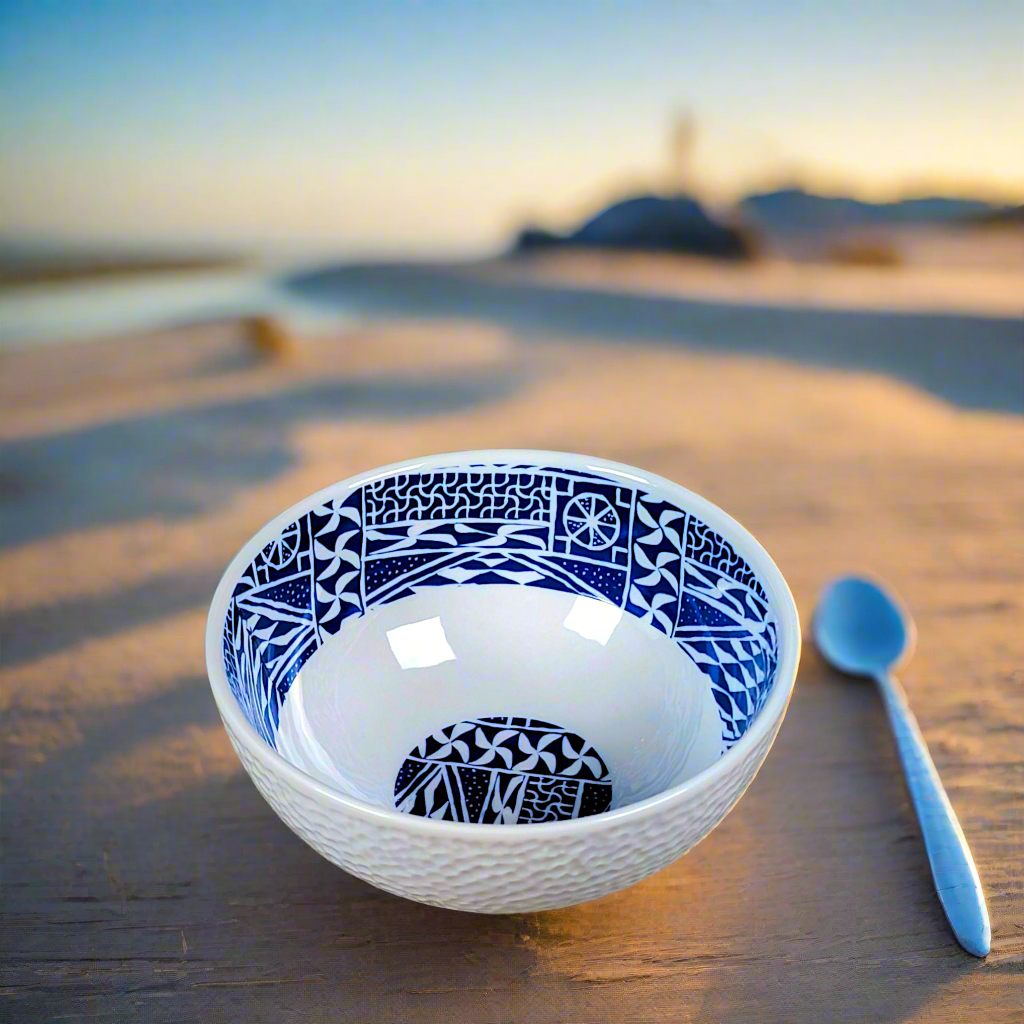 Coffret petit déjeuner en porcelaine fine française, orné d’un motif N'Dop du Cameroun, composé d'une assiette creuse, d'un grand bol et d'un MUG, présentés dans une boîte prestige.