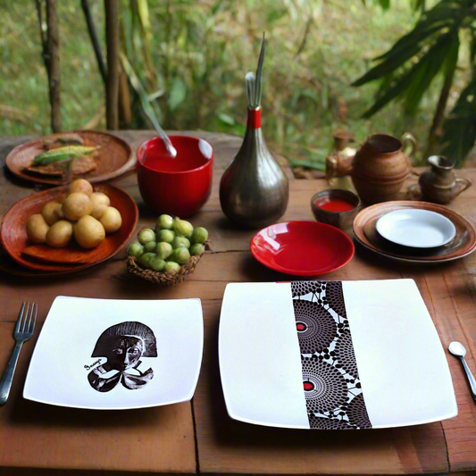 Coffret d'assiettes carrées en porcelaine fine Française fabriquées à la demande avec motif bande Ethnique d'Afrique " masques d'Afrique de l'Ouest et gammaphone noire" dans coffret de 12 assiettes