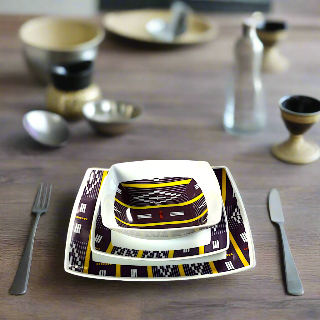 Coffret d'assiettes carrées en porcelaine fine Française fabriquées à la demande avec motif bande Ethnique d'Afrique "Baoulé" de Côte d'Ivoire dans coffret de 6 assiettes