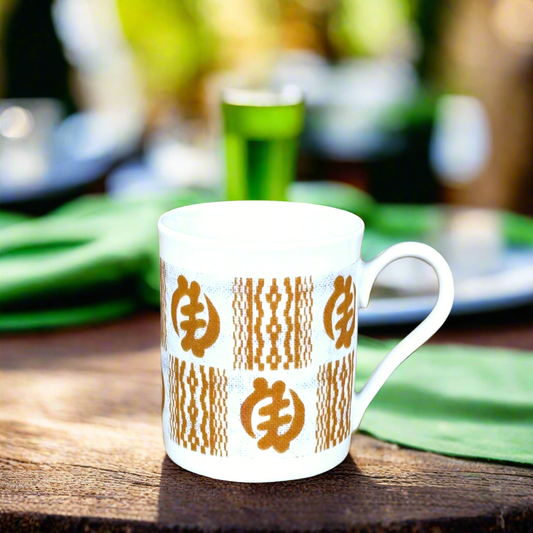 Mug en porcelaine fine Française fabriqué à la demande, motif de Côtes d'Ivoire,  extérieur  "Adinkra doré"