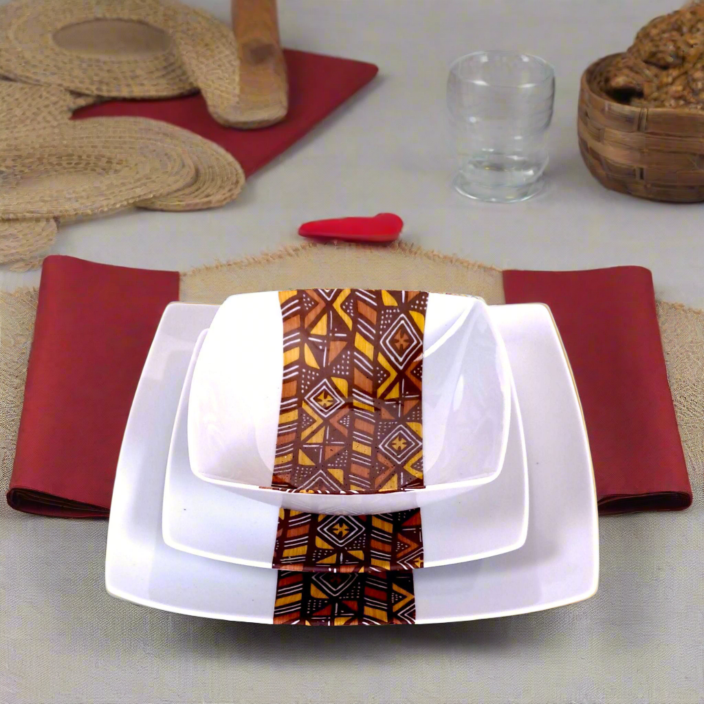 Coffret d'assiettes carrées en porcelaine fine Française fabriquées à la demande avec motif anneau Ethnique d'Afrique "Bogolan Rhinoceros" dans coffret de 6