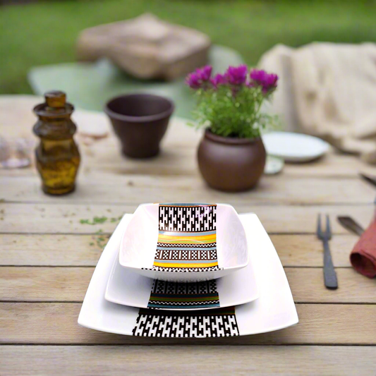 Coffret d'assiettes carrées en porcelaine fine Française fabriquées à la demande avec motif bande ethnique d'Afrique "Kounta" ou "Kanta" du Niger, présenté dans un coffret de 6 assiettes