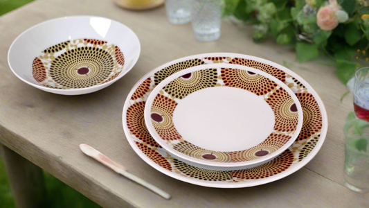 Coffret d'assiettes en porcelaine Française fabriquées à la demande avec motif anneaux larges wax d'Afrique Gammaphone dans coffret
