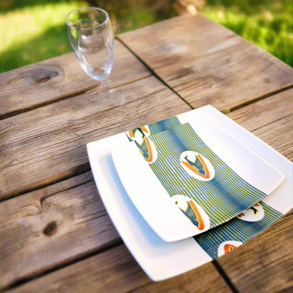 Coffret d'assiettes carrées en porcelaine fine Française fabriquées à la demande avec  motif bande WAX d'afrique "Hirondelles" dans coffret de 12