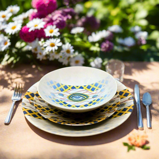 Coffret d'assiettes rondes en porcelaine fine Française fabriquées à la demande avec  motif plein WAX d'afrique "Oeil de ma co-épouse" dans coffret de 6