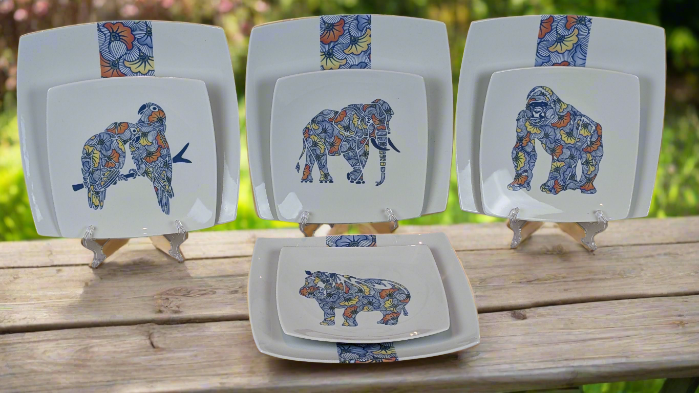 Coffret d'assiettes carrées en porcelaine fine Française fabriquées à la demande avec motif bande wax d'Afrique "Fleurs de Mariage" et Animaux dans coffret de 12