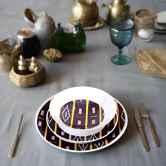 Coffret d'assiettes rondes en porcelaine fine Française fabriquées à la demande avec motif anneaux larges Ethnique d'Afrique "Baoulé" de Côte d'Ivoire dans coffret de 6 assiettes