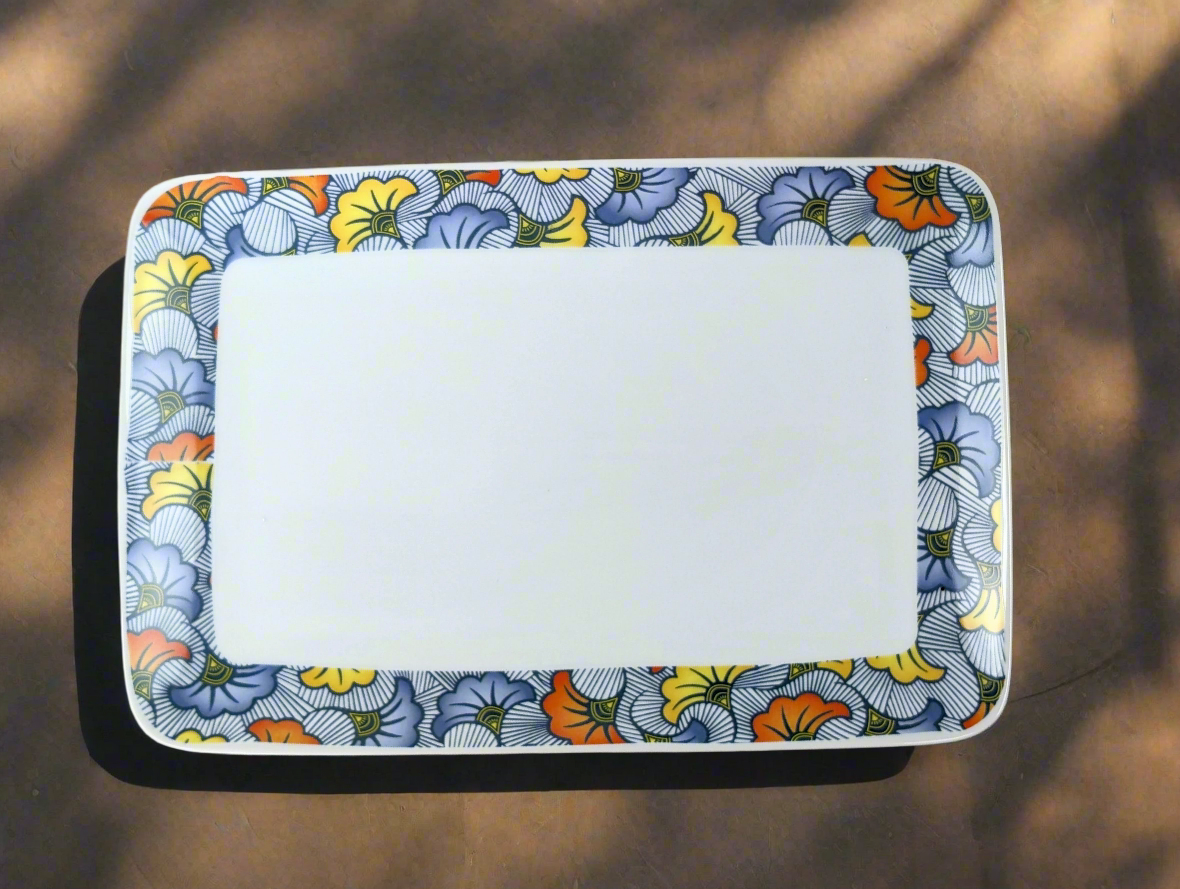 Grand plat en porcelaine fine Française fabriqué à la demande, motif africain anneau wax "fleurs de mariage"