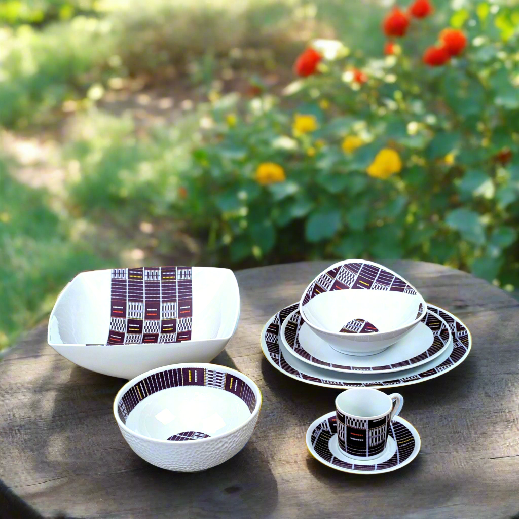 Coffret d'assiettes ovales en porcelaine fine Française fabriquées à la demande avec motif anneaux Ethnique de Côté d'Ivoire "Sénoufo bleu indigo" dans coffret de 6