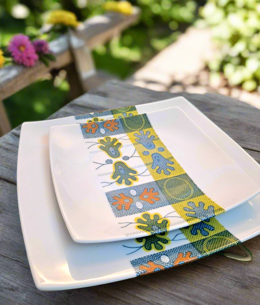 Coffret d'assiettes carrées en porcelaine fine Française fabriquées à la demande avec motif bande WAX d'afrique "Ton pied Mon pied" dans coffret de 12