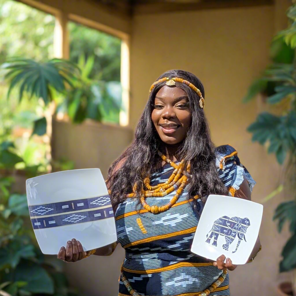 Coffret d'assiettes carrées en porcelaine fine Française fabriquées à la demande avec motif bande Éléphant Ethnique d'Afrique "Baoulé" de Côte d'Ivoire dans coffret de 12 assiettes