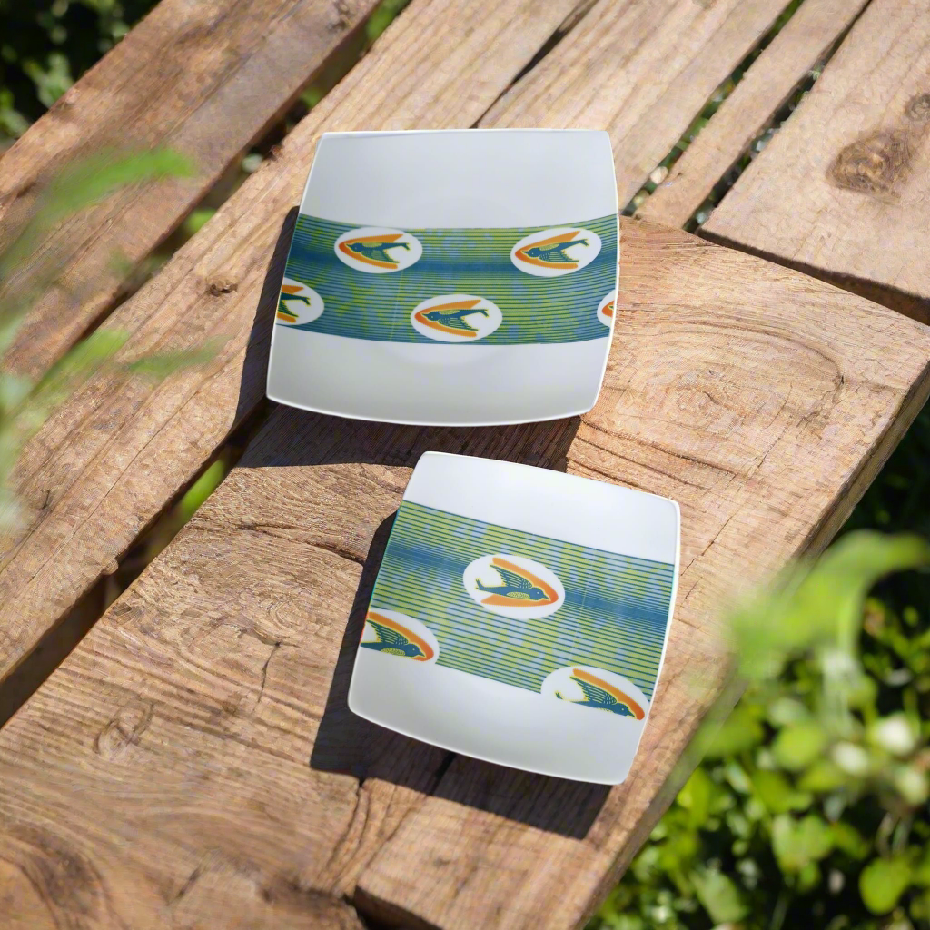 Coffret d'assiettes carrées en porcelaine fine Française fabriquées à la demande avec  motif bande WAX d'afrique "Hirondelles" dans coffret de 12