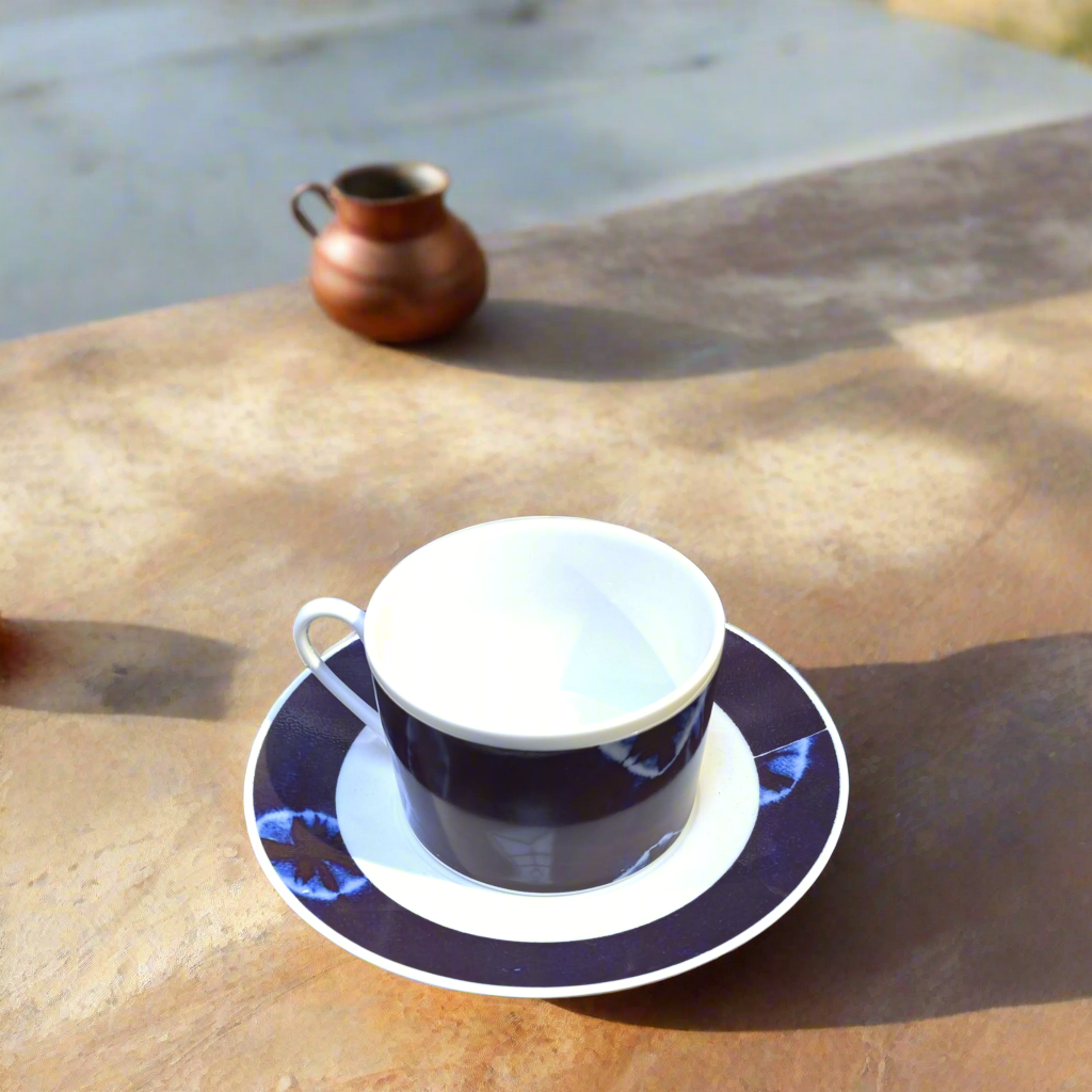 Tasse à Thé avec soucoupe en porcelaine fine Française fabriquées à la demande motif ethnique plein d'Afrique "Indigo" bleu