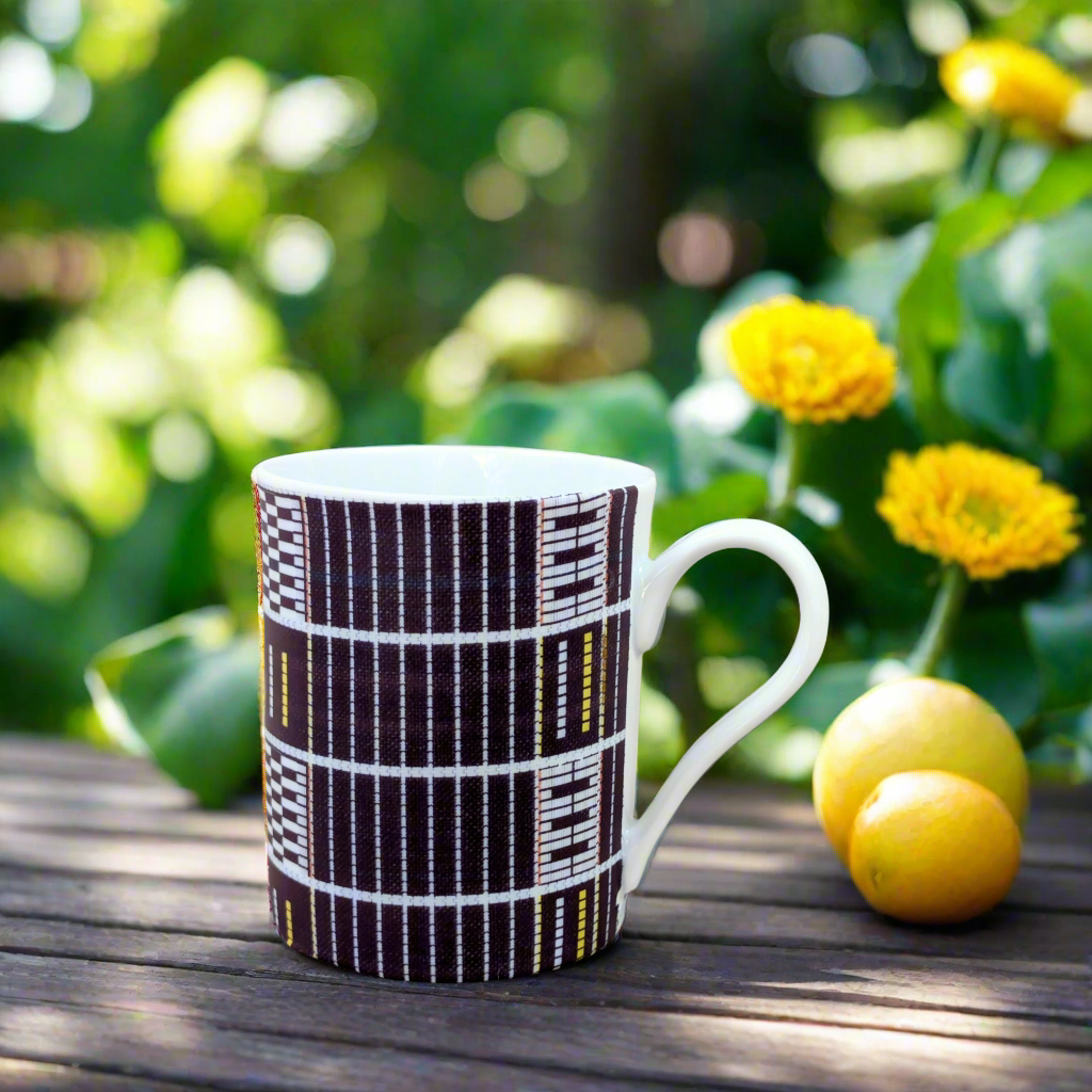 Mug en porcelaine fine Française fabriqué à la demande, motif de Côté d'Ivoire, extérieur "Sénoufo bleu indigo"