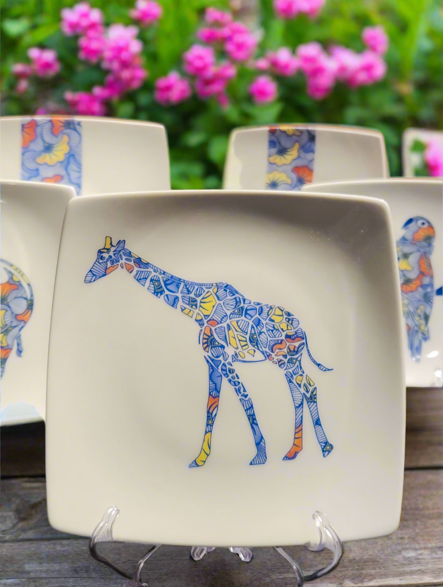 Coffret d'assiettes carrées en porcelaine fine Française fabriquées à la demande avec motif bande wax d'Afrique "Fleurs de Mariage" et Animaux dans coffret de 12