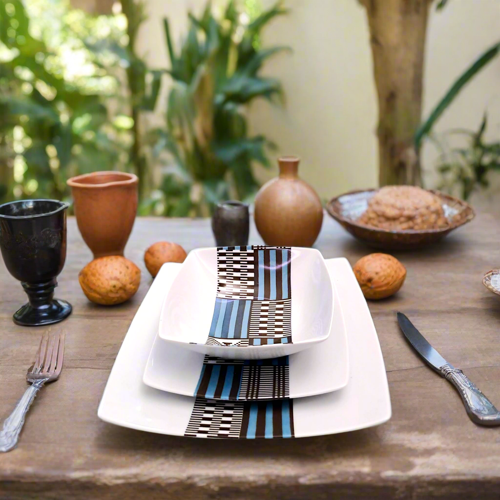 Coffret d'assiettes carrées en porcelaine fine Française fabriquées à la demande avec motif bande ethnique "Kounta" ou "Kanta" bleu du Niger, présenté dans un coffret de 6 assiettes