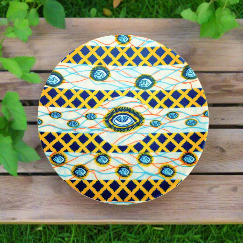 Coffret d'assiettes rondes en porcelaine fine Française fabriquées à la demande avec motif plein WAX d'afrique "Oeil de ma co-épouse" dans coffret de 6