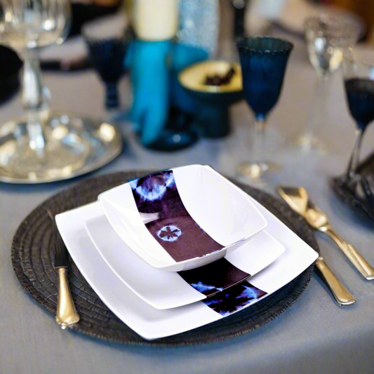Coffret d'assiettes carrées en porcelaine fine Française fabriquées à la demande avec motif bande ethnique d'Afrique "Indigo bleu et noir" , présenté dans un coffret de 6 assiettes.