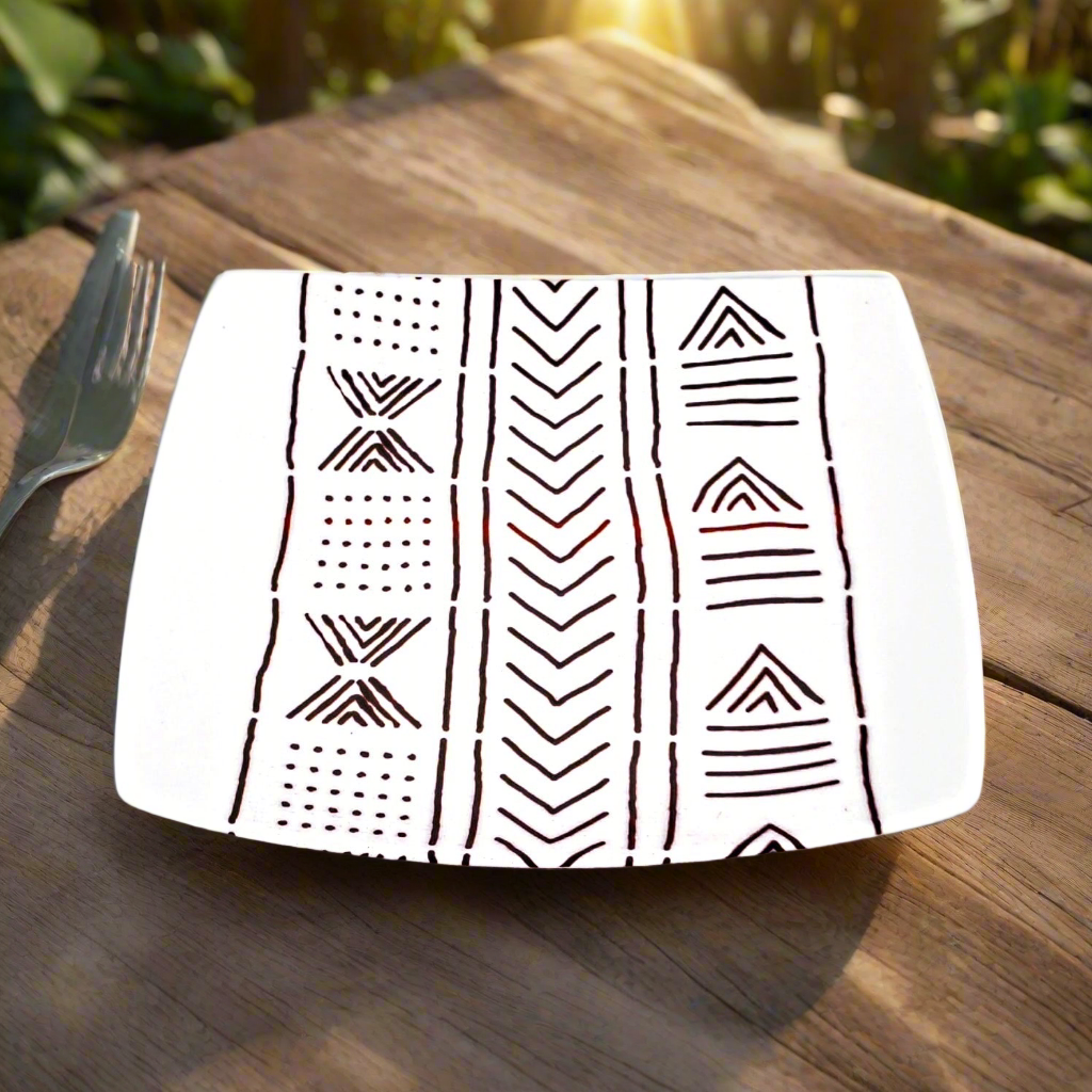 Coffret d'assiettes carrées en porcelaine fine Française fabriquées à la demande avec motif bande ethnique d'Afrique "#kente ou Kita" 4 du Ghana et Togo, présenté dans un coffret de 6 assiettes.