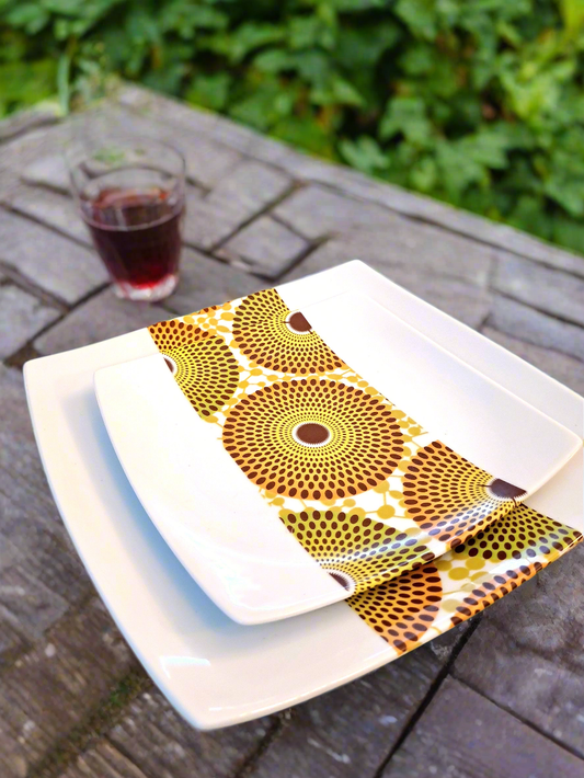 Coffret d'assiettes carrées en porcelaine fine Française fabriquées à la demande avec motif bande WAX d'afrique "Gammaphone" dans coffret de 12