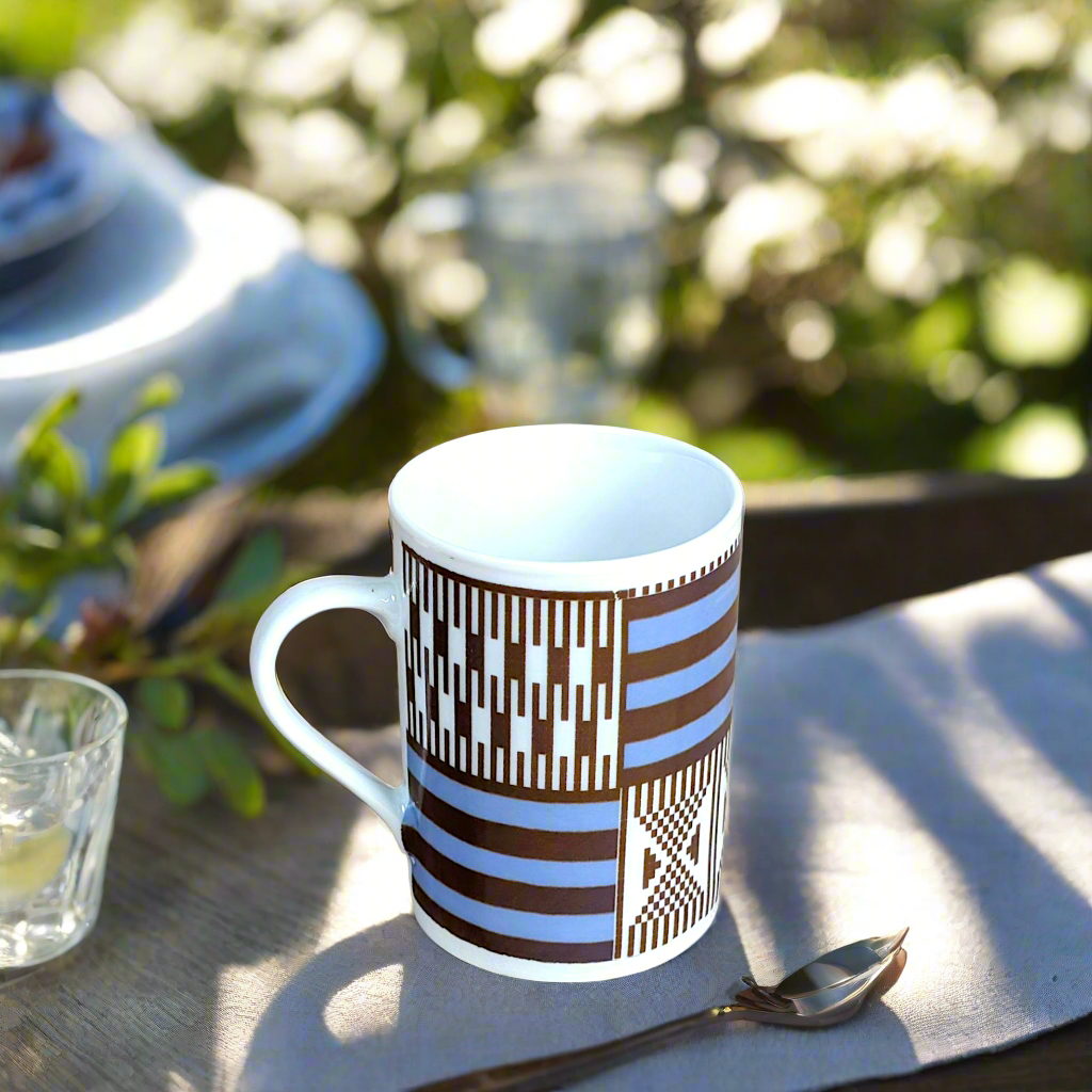 Coffret petit déjeuner en porcelaine fine française, orné d’un motif "Kanta" du Niger, composé d'une petite assiette, d'une tasse à café et d'un MUG, présentés dans une boîte prestige.