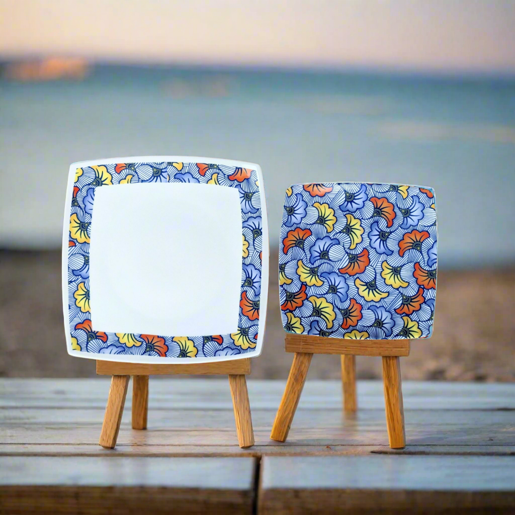 Coffret d'assiettes en porcelaine fine Française fabriquées à la demande avec motif anneau combiné WAX d'afrique "Fleurs de Mariage" bleu dans coffrets de 12