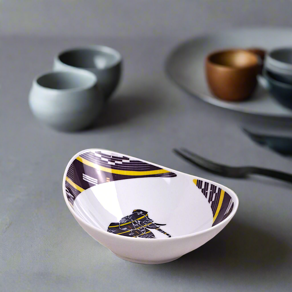Coffret d'assiettes ovales en porcelaine fine Française fabriquées à la demande avec motif anneau Ethnique "Baoulé" de Côte d'Ivoire dans coffret de 6 assiettes