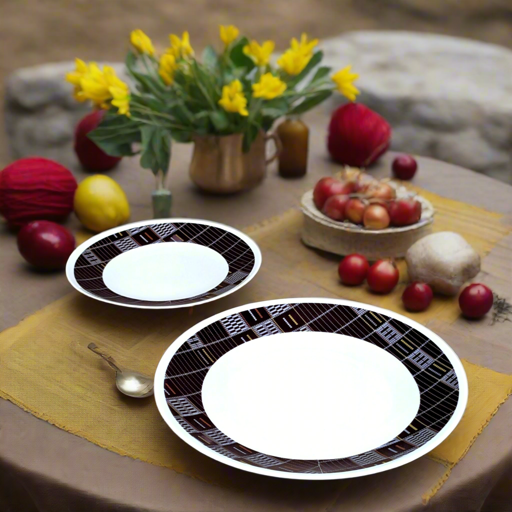 Coffret d'assiettes rondes en porcelaine fine Française fabriquées à la demande avec motif anneaux larges Ethnique de Côté d'Ivoire "Sénoufo noir" dans coffret de 6