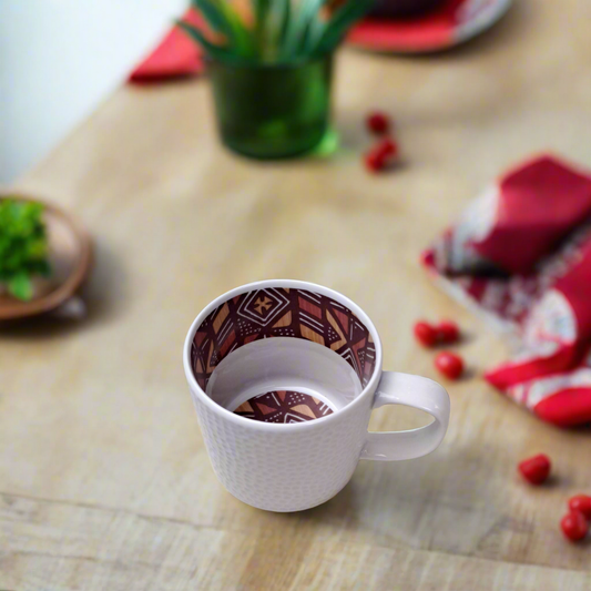 Mug en porcelaine fine Française fabriquées à la demande grenaillé à l'extérieur, motif intérieur Ethnique d'Afrique "Bogolan" à l'intérieur