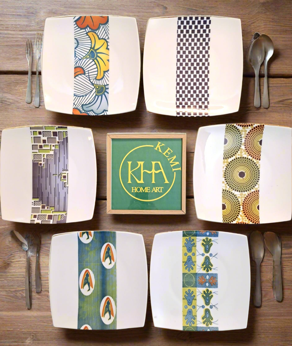 Coffret d'assiettes carrées en porcelaine fine Française fabriquées à la demande avec motif bande WAX d'afrique "Gammaphone" dans coffret de 12