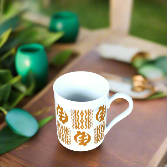 Mug en porcelaine fine Française fabriqué à la demande, motif de Côtes d'Ivoire,  extérieur  "Adinkra doré"
